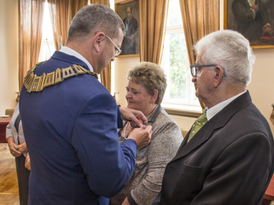 Burmistrz Żnina wręcza medale Prezydenta RP jubilatom