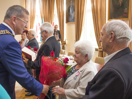 Burmistrz Żnina wręcza bukiety kwiatów jubilatom