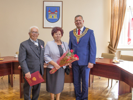 Pamiątkowe zdjęcie pary jubilatów z burmistrzem Żnina