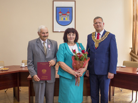 Pamiątkowe zdjęcie pary jubilatów z burmistrzem Żnina