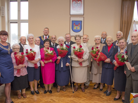 Grono jubilatów wraz z burmistrzem Żnina i z-cą kierownika Urzędu Stanu Cywilnego
