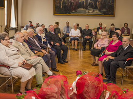 Zebrani na auli Urzędu Miejskiego w Żninie jubilaci wraz z rodzicami