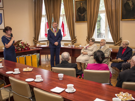 Z-ca kierownika Urzędu Stanu Cywilnego przemawia do zebranych na auli jubilatów