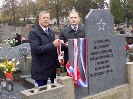 Burmistrz Żnina oraz Wicekonsul Konsulatu Generalnego Federacji Rosyjskiej przy mogile Żołnierzy Arm