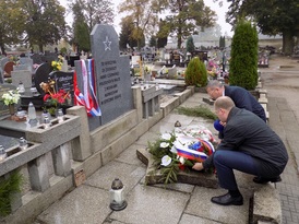 Burmistrz Żnina oraz Wicekonsul Konsulatu Generalnego Federacji Rosyjskiej składający kwiaty pod pom