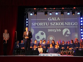Burmistrz Żnina Robert Luchowski przemawia do zebranych na Gali Sportu Szkolnego