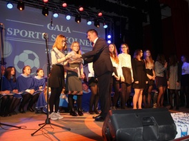 Przewodniczący Rady Miejskiej Grzegorz Koziełek wręcza nagrody sportowcom