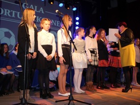 Dyrektor Miejskiego Ośrodka Pomocy Społecznej Maria Bursztyńska wręcza nagrody sportowcom