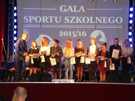 Dyrektor I Liceum Ogólnokształcącego przemawia do zebranych podczas Gali Sportu Szkolnego