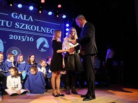 Burmistrz Żnina Robert Luchowski wręcza nagrody sportowcom