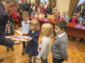 Burmistrz Żnina rozdaje dyplomy i czekolady dzieciom i młodzieży wyróżnionej w konkursie