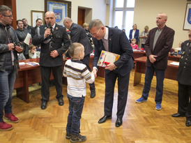 Burmistrz Żnina wręcza dyplom wyróżnionej w konkursie dziewczynce