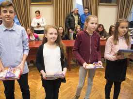 Wyróżniona w konkursie młodzież i dzieci z dyplomami