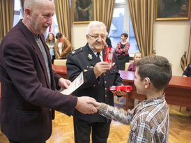 Andrzej Łuczak wręcza dyplom wyróżnionemu dziecku