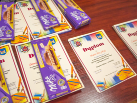 Dyplomy i czekolady dla dzieci i młodzieży wyróżnionych w konkursie