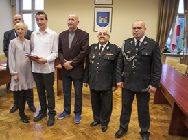 Wyróżnieni uczniowie w konkursie z władzami Miejsko-Gminnego ZOSP, kierownikiem Wydziału Edukacji, K