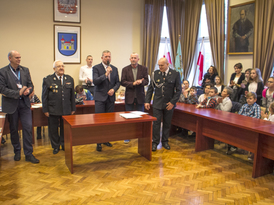 Burmistrz Żnina przemawiający do zebranych na auli gości