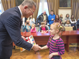 Burmistrz Żnina wręcza dyplom młodej uczestniczce konkursu