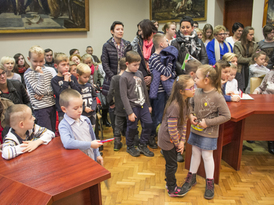 Zebrani na auli nauczyciele, wyróżnieni uczniowie i inni goście