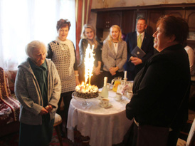 Rodzina oraz burmistrz Żnina śpiewający jubilatce „Sto lat”