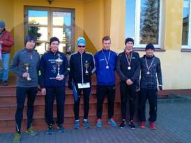 Zdjęcie wyróżnionych w biegu zawodników