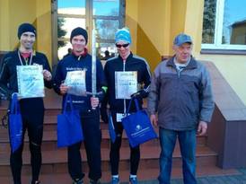 Zdjęcie wyróżnionych w biegu zawodników