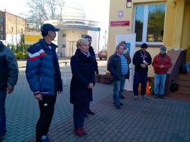 Z-ca burmistrza Halina Rosiak, prezes Żnińskiego Klubu Biegacza 1992 Stanisław Goclik oraz inni gośc