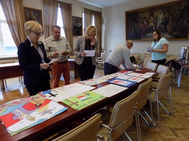 Komisja konkursowa oceniająca prace plastyczne