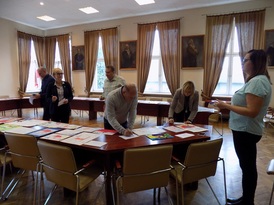 Komisja konkursowa oceniająca prace plastyczne