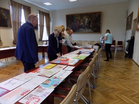 Komisja konkursowa oceniająca prace plastyczne