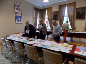 Komisja konkursowa oceniająca prace plastyczne