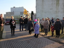 Goście i interesanci przybyli na otwarcie drogi w Cerekwicy