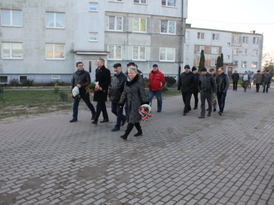 Wspólne przejście nową drogą Burmistrza i zebranych mieszkańców