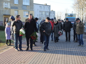 Wspólne przejście nową drogą Burmistrza i zebranych mieszkańców