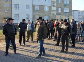 Wspólne przejście nową drogą Burmistrza i zebranych mieszkańców