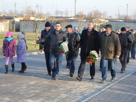 Wspólne przejście nową drogą Burmistrza i zebranych mieszkańców