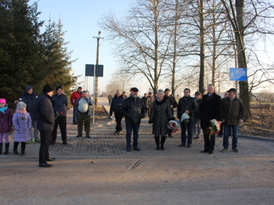 Wspólne przejście nową drogą Burmistrza i zebranych mieszkańców