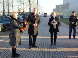 Burmistrz Żnina otrzymuje bukiet kwiatów od Wiceprzewodniczącej Rady Miejskiej Elżbiety Gogoli