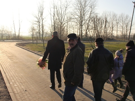 Wspólne przejście nową drogą Burmistrza i zebranych mieszkańców