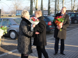 Wiceprzewodnicząca Rady Miejskiej Elżbieta Gogola wręcza kwiaty osobom związanym z inwestycją