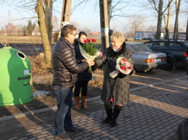 Wiceprzewodnicząca Rady Miejskiej Elżbieta Gogola wręcza kwiaty osobom związanym z inwestycją