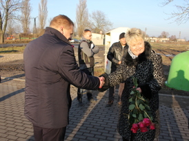 Wiceprzewodnicząca Rady Miejskiej Elżbieta Gogola wręcza kwiaty osobom związanym z inwestycją