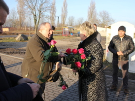 Wiceprzewodnicząca Rady Miejskiej Elżbieta Gogola wręcza kwiaty osobom związanym z inwestycją