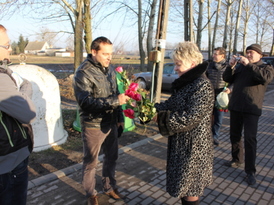 Wiceprzewodnicząca Rady Miejskiej Elżbieta Gogola wręcza kwiaty osobom związanym z inwestycją