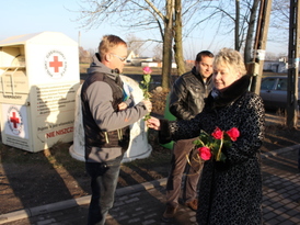 Wiceprzewodnicząca Rady Miejskiej Elżbieta Gogola wręcza kwiaty osobom związanym z inwestycją