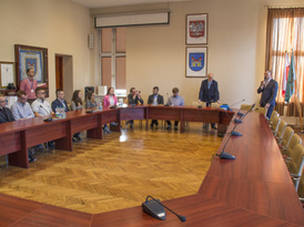 Burmistrz dziękuje grupie młodzieży obecnej na auli Urzędu Miejskiego