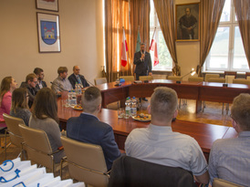 Burmistrz dziękuje grupie młodzieży obecnej na auli Urzędu Miejskiego