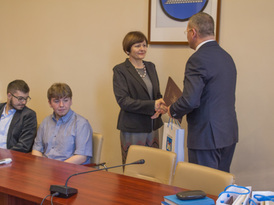 Burmistrz wręcza koordynatorce zadania podziękowanie oraz drobny upominek