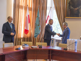 Burmistrz wręcza dyrektorowi podziękowanie oraz drobny upominek