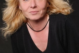 Plakat promujący wydarzenie pt. Jedna kobieta w projekcie Miłość przedstawiający panią Elę Walczak.